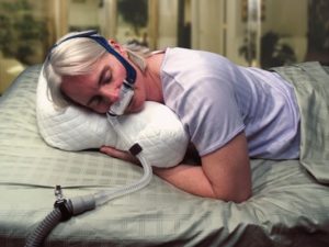 Mulher usando Máquina CPAP 300x225 - Os Perigos de Saúde do Equipamento Sujo de CPAP